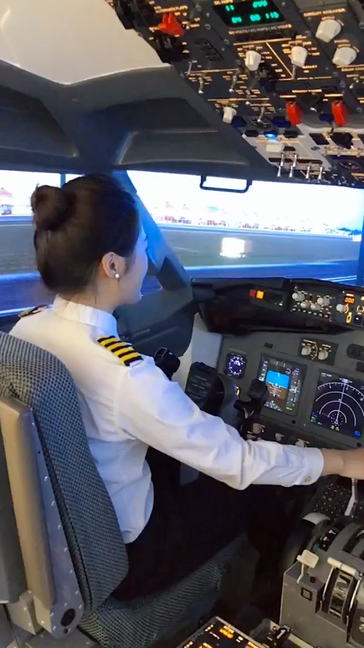 美女机长,驾驶飞机起飞
