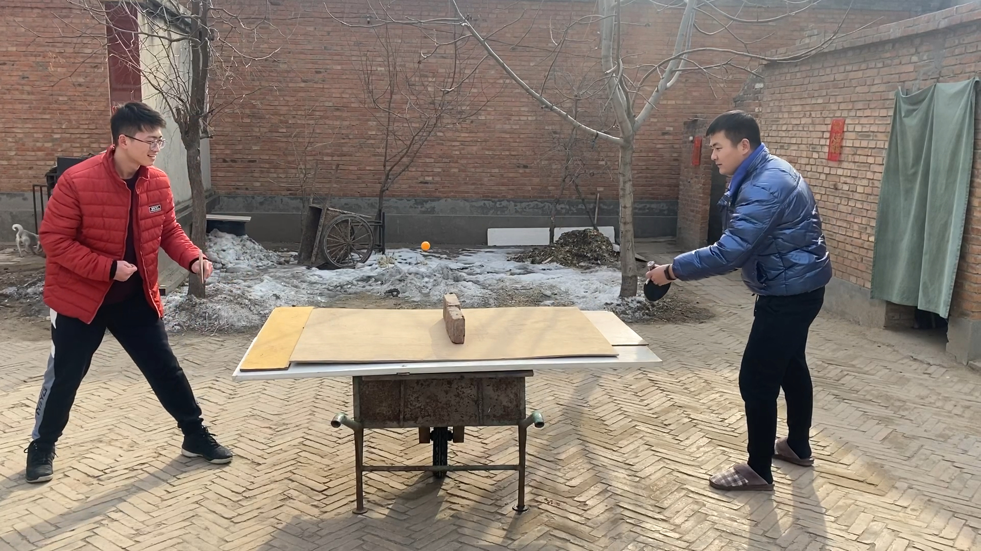 有爱才有年#方法总比困难多,自制乒乓球打起来