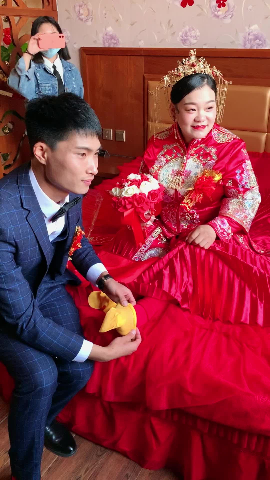 新郎为新娘子穿黄袜子