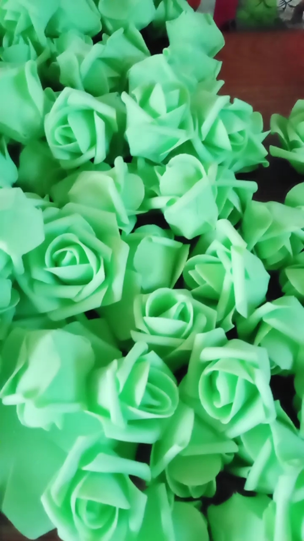 从花片到半成品再到成品,绿色玫瑰花,拍着拍着颜色变了
