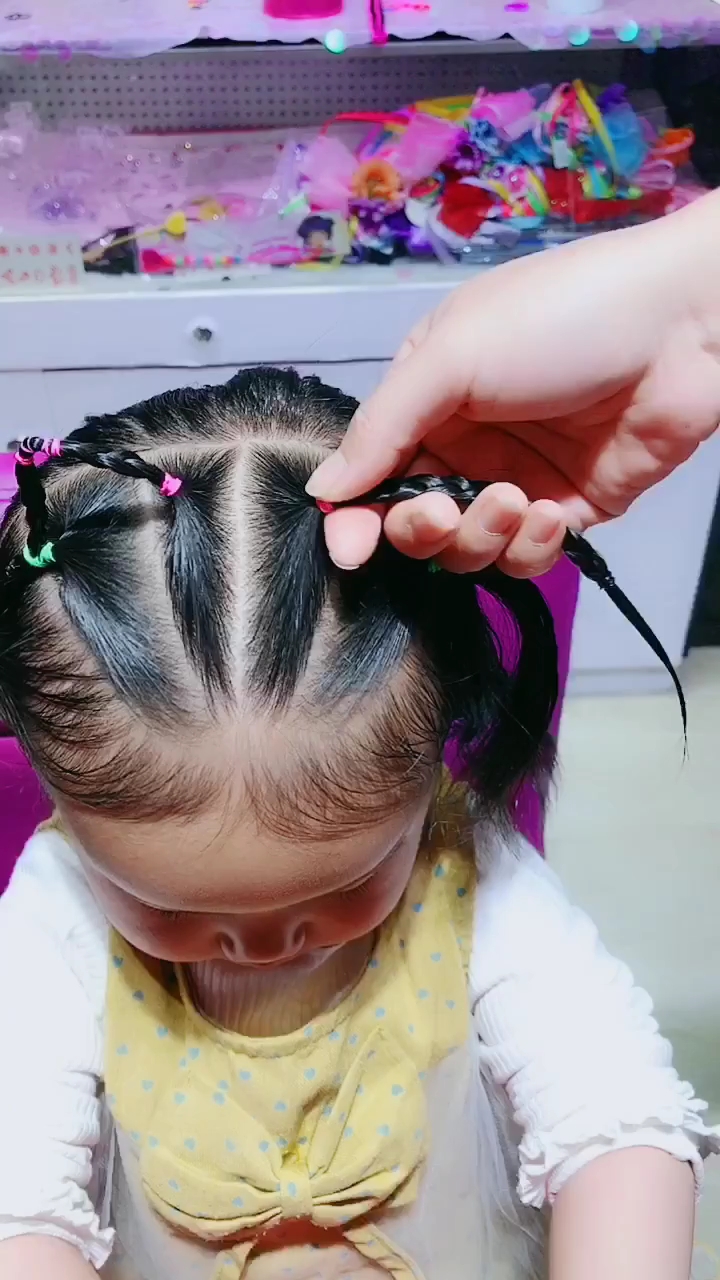 2岁女宝宝剪头发教程图片