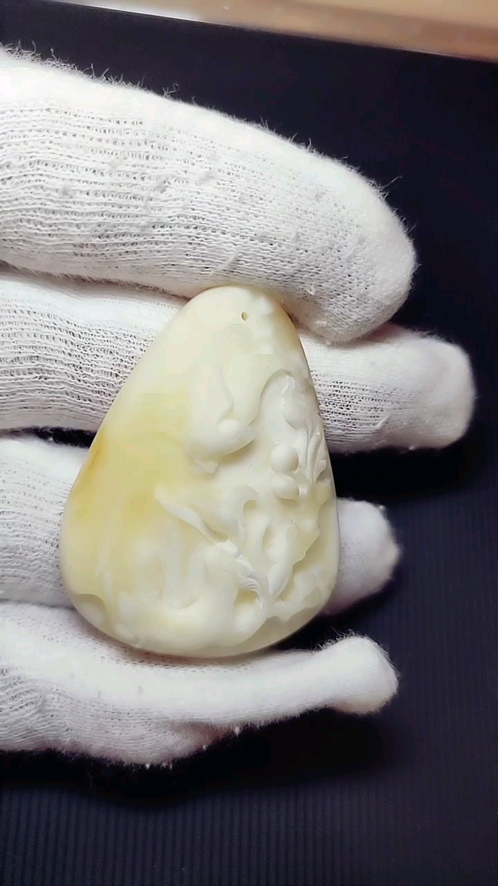 骨白级蜜蜡吊坠,喜上眉梢,磨砂处理,更显质朴.-度小视