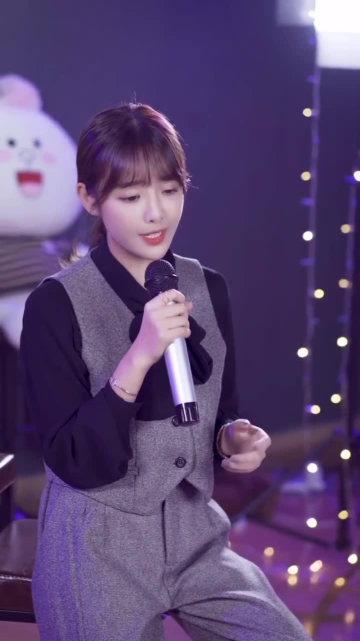 最近这个小姐姐火了,她唱歌时沉醉的表情,瞬间让我心动了