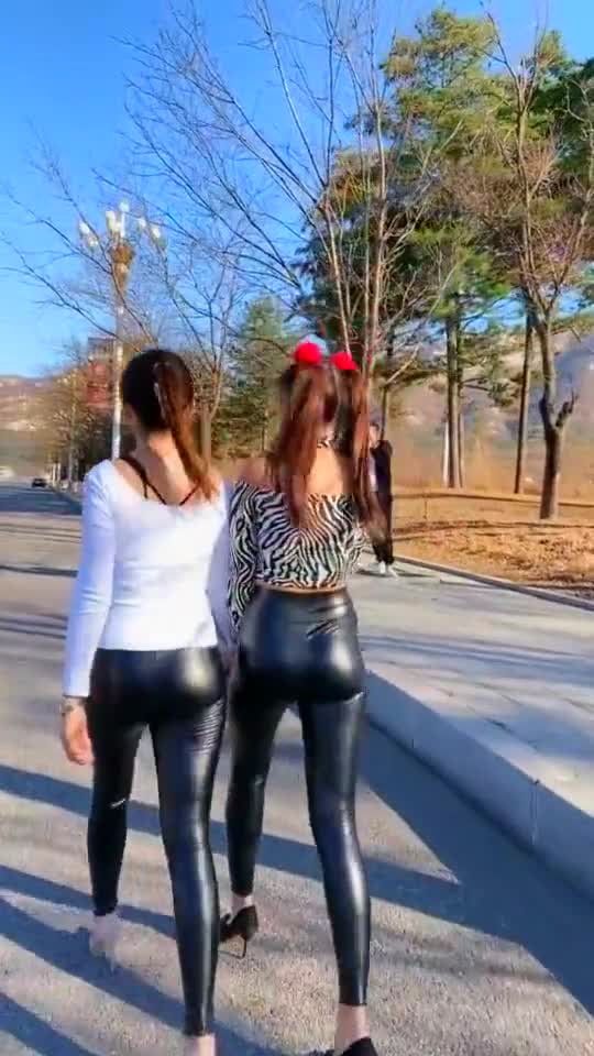 油光滑亮的皮裤给身材带来紧致感,也是小姐姐们展显身材的最佳单品-度