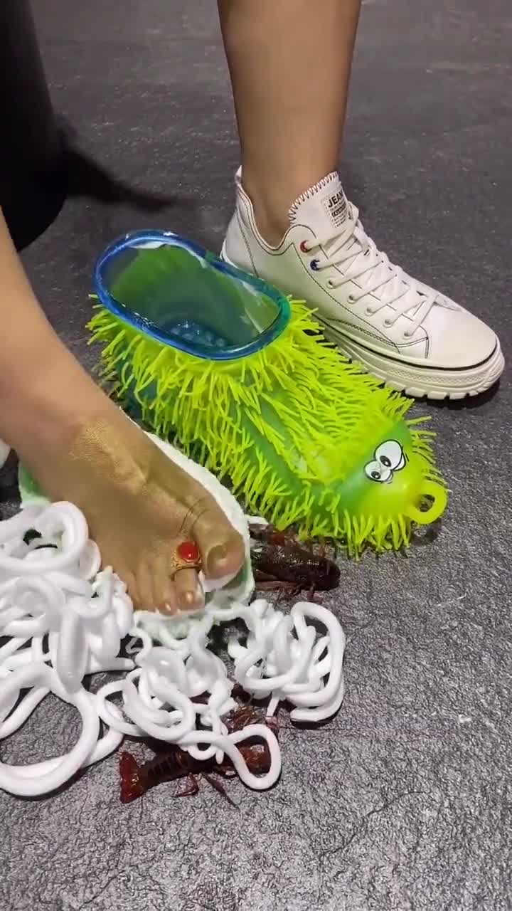 懒人必备神器啊帅哥在橡皮泥上踩一下竟可以自动穿袜子这简直是懒人