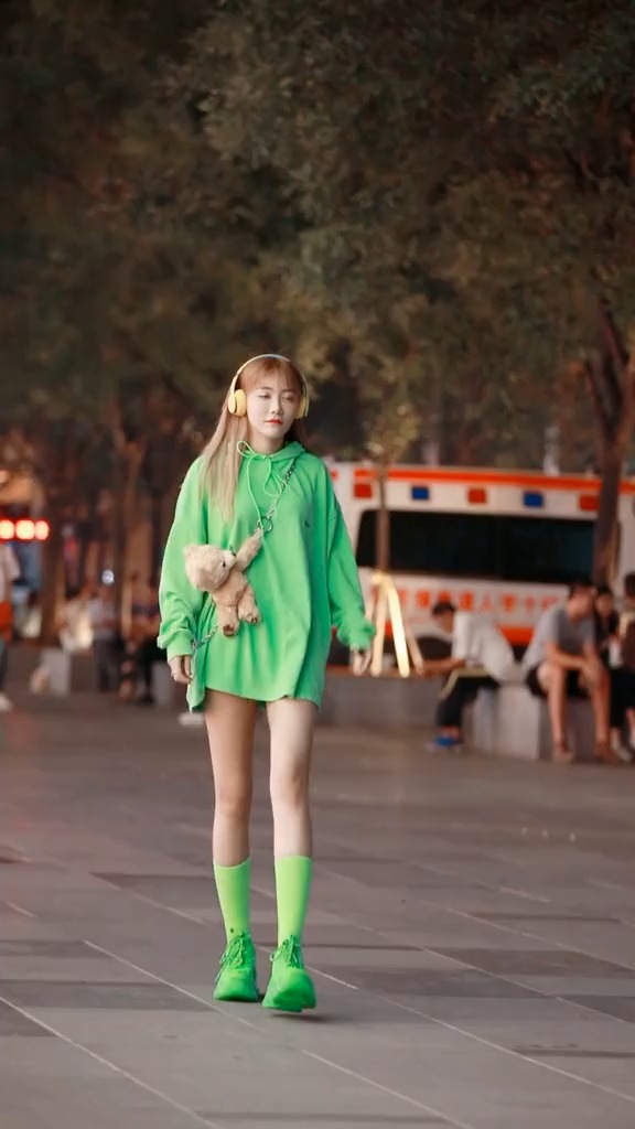 在三里屯偶遇去工体参加活动的吹c小姐姐@djtracy(吹c)