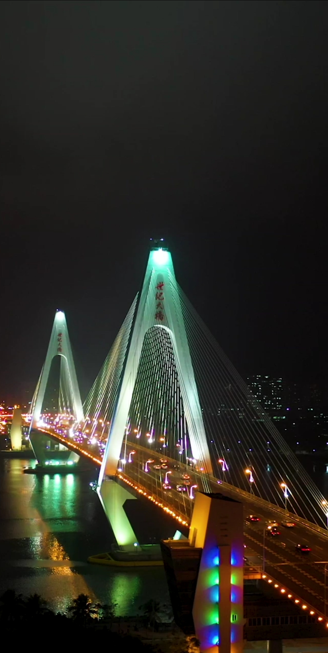 一桥飞架南北,天堑变通途,海口的一座跨海大桥夜景,真壮观