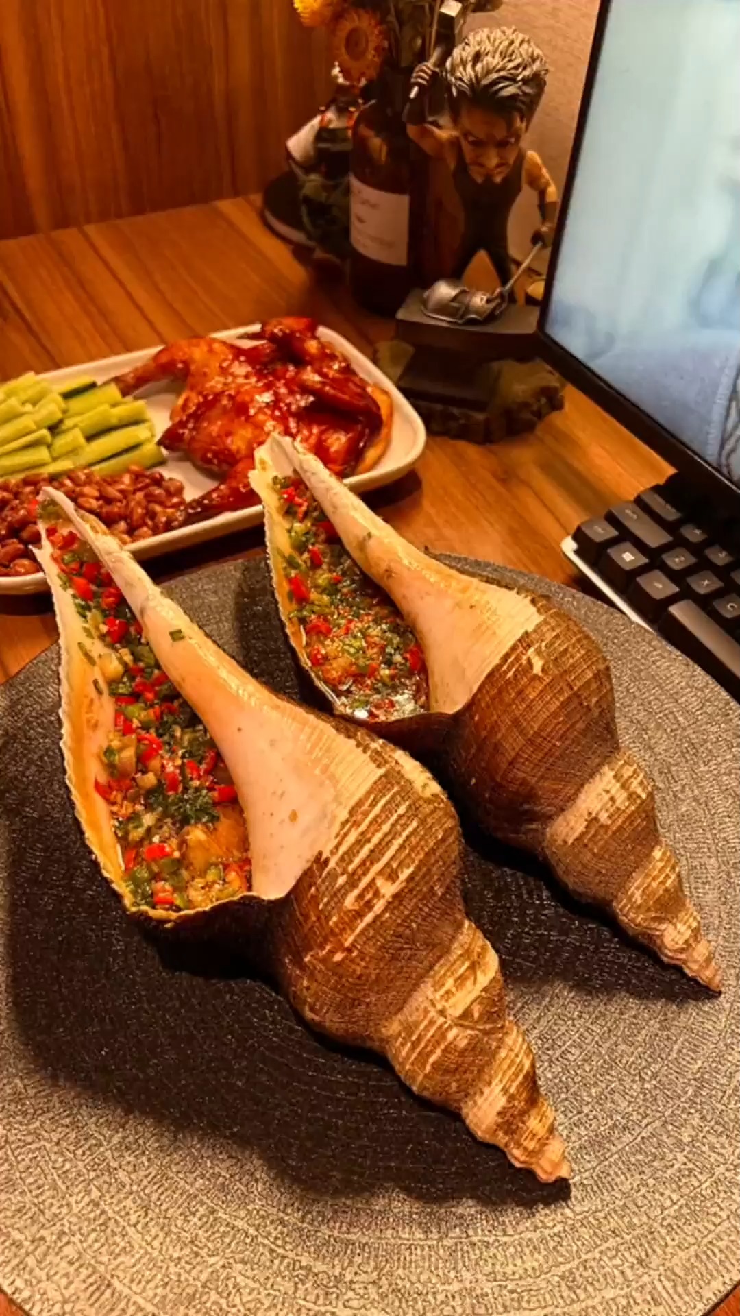 40_好朋友送来两只大响螺 今晚宵夜就做道炭烤响螺#响螺 #烧烤 #仪式