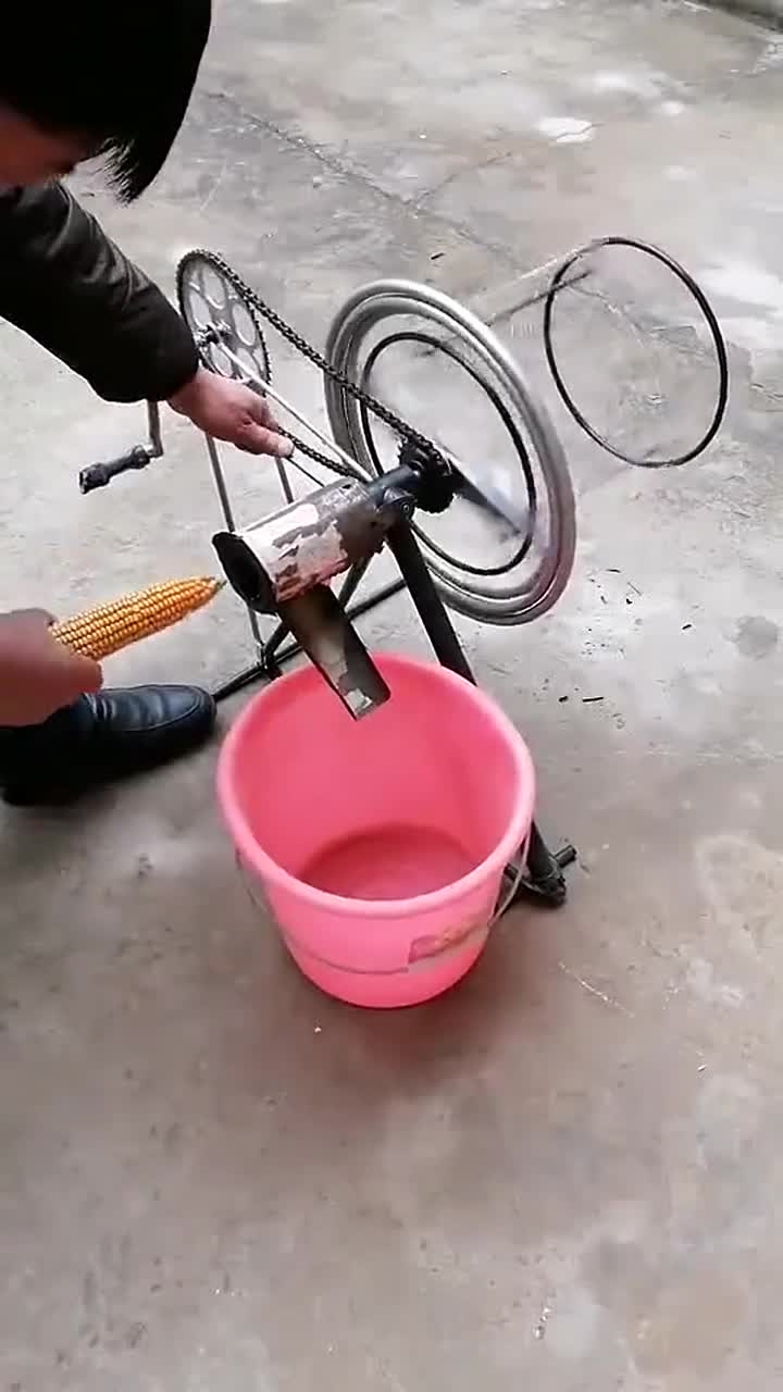 自制手动玉米脱粒机,比电动的还好用