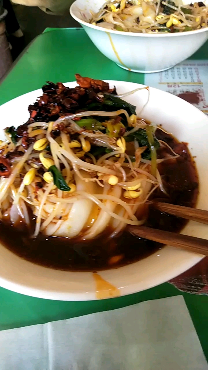 朋友们来吃汉中的 面皮菜豆腐.