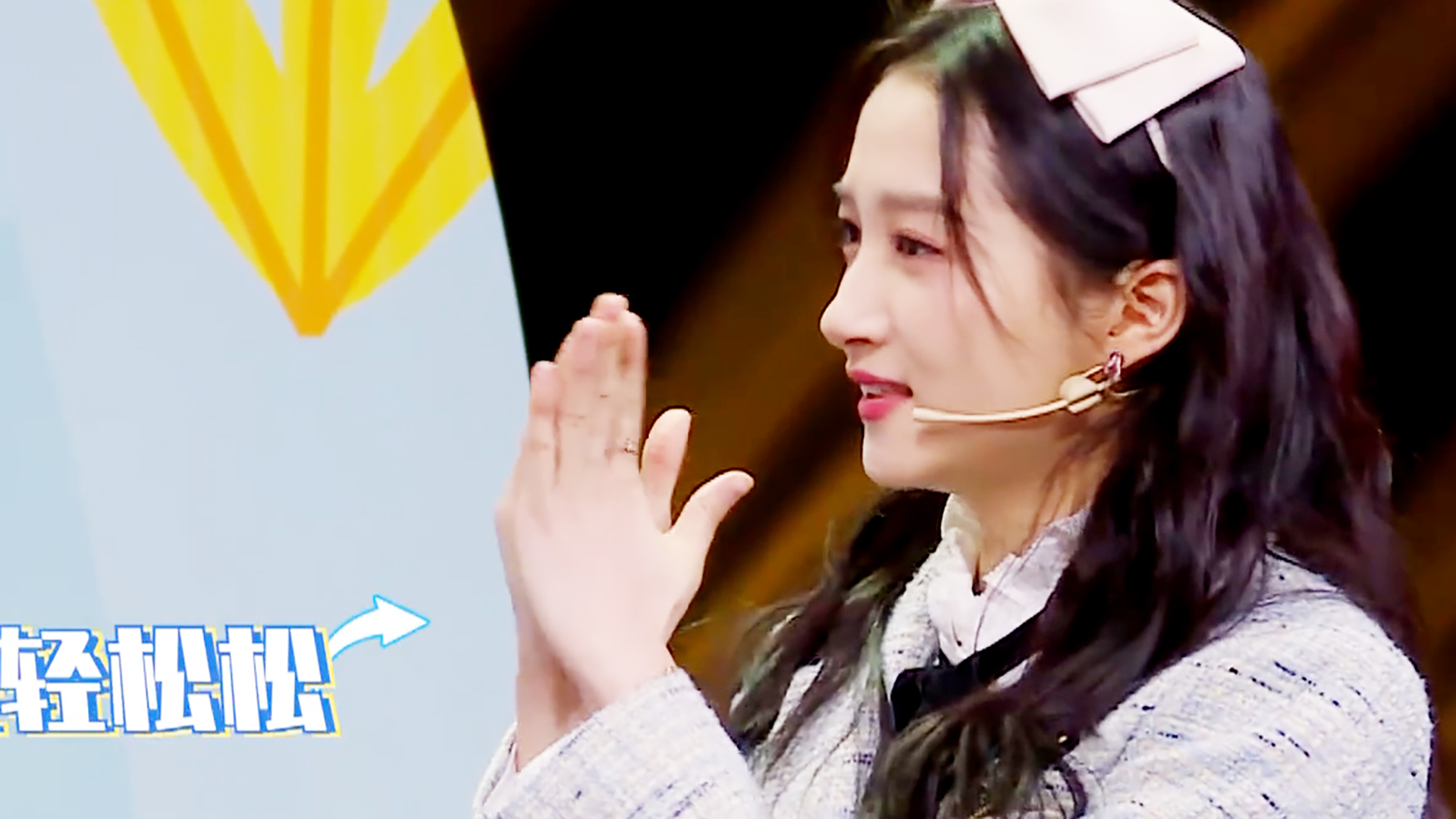 关晓彤的手指也太灵活了,这个小动作,你能完成吗?