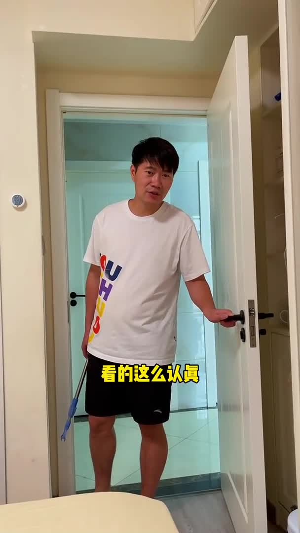 峰峰不做作业,躲着看电影,结果峰爸也看入迷了