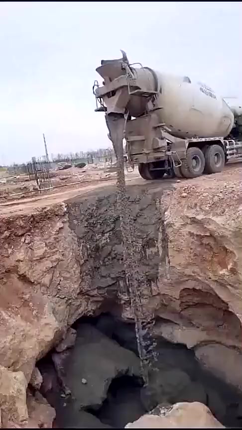 搞笑段子#挖地基挖出一个洞,结果直接用混凝土填坑,这得花多少钱啊