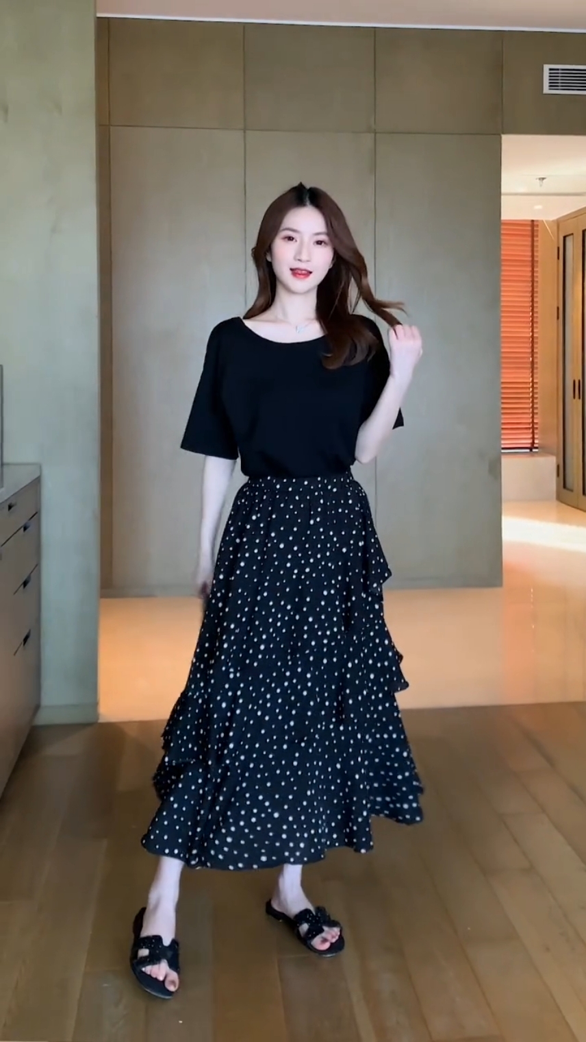 喜欢穿裙子的女生这样穿就对了.