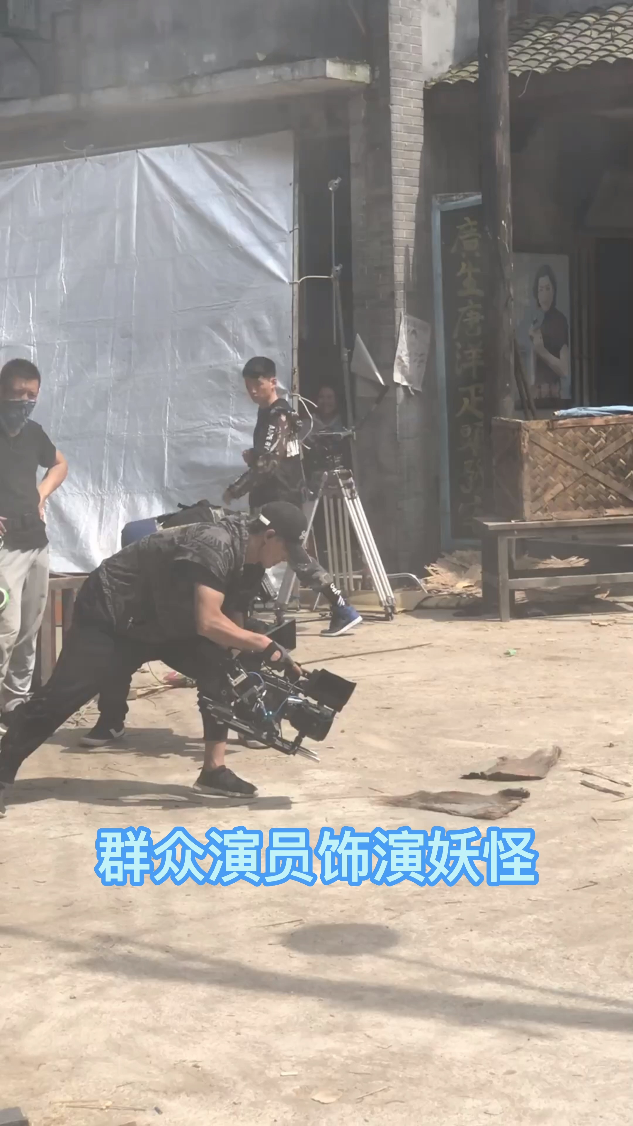 古装剧拍戏现场,群众演员饰演妖怪,化特效妆