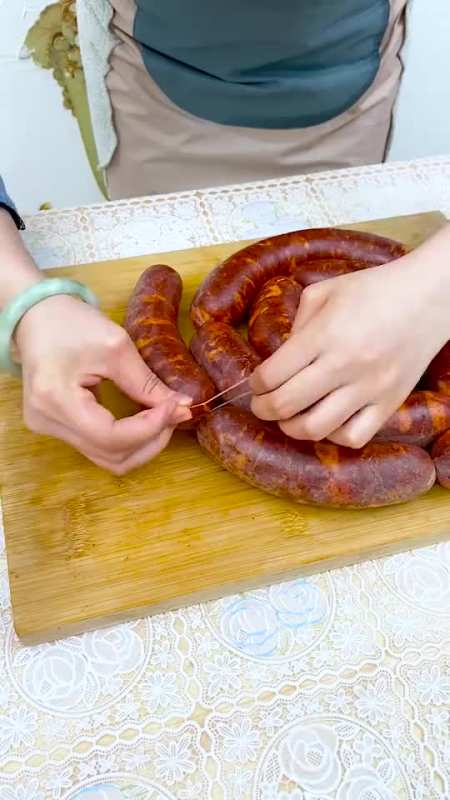 有了这个灌香肠神器,在家随时都能做香肠了,方便又卫生,很实用