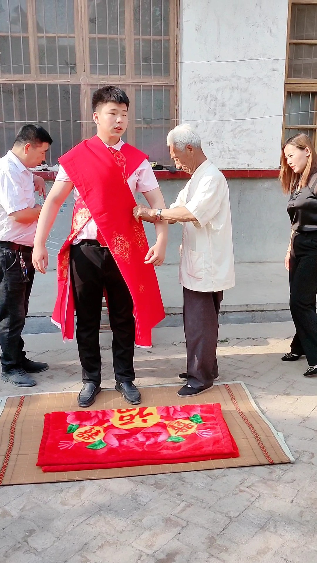 新郎披红叩喜头婚嫁风俗