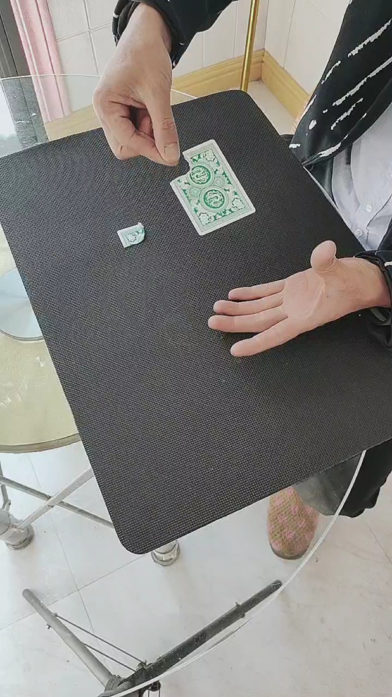 魔术#悬浮的扑克牌你知道秘密在哪里