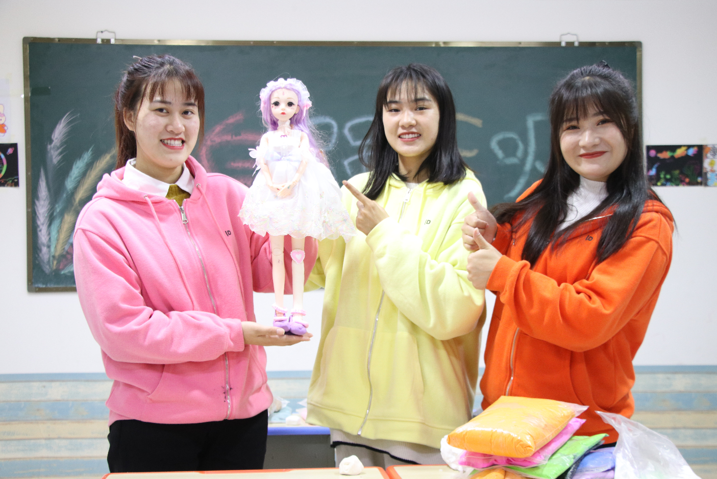 新买的芭比娃娃腿断了王小九用粘土帮它做腿加上装饰超卡哇伊