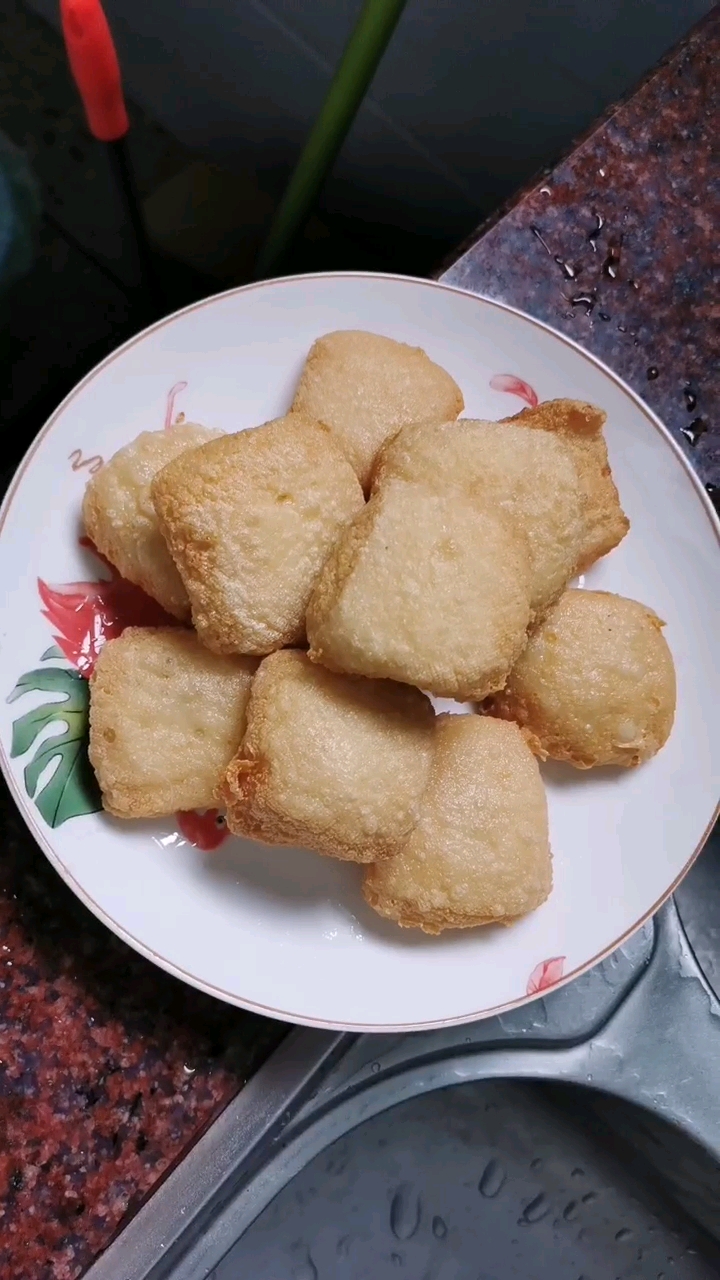 炸时候,油多且热,豆干一块一块放.