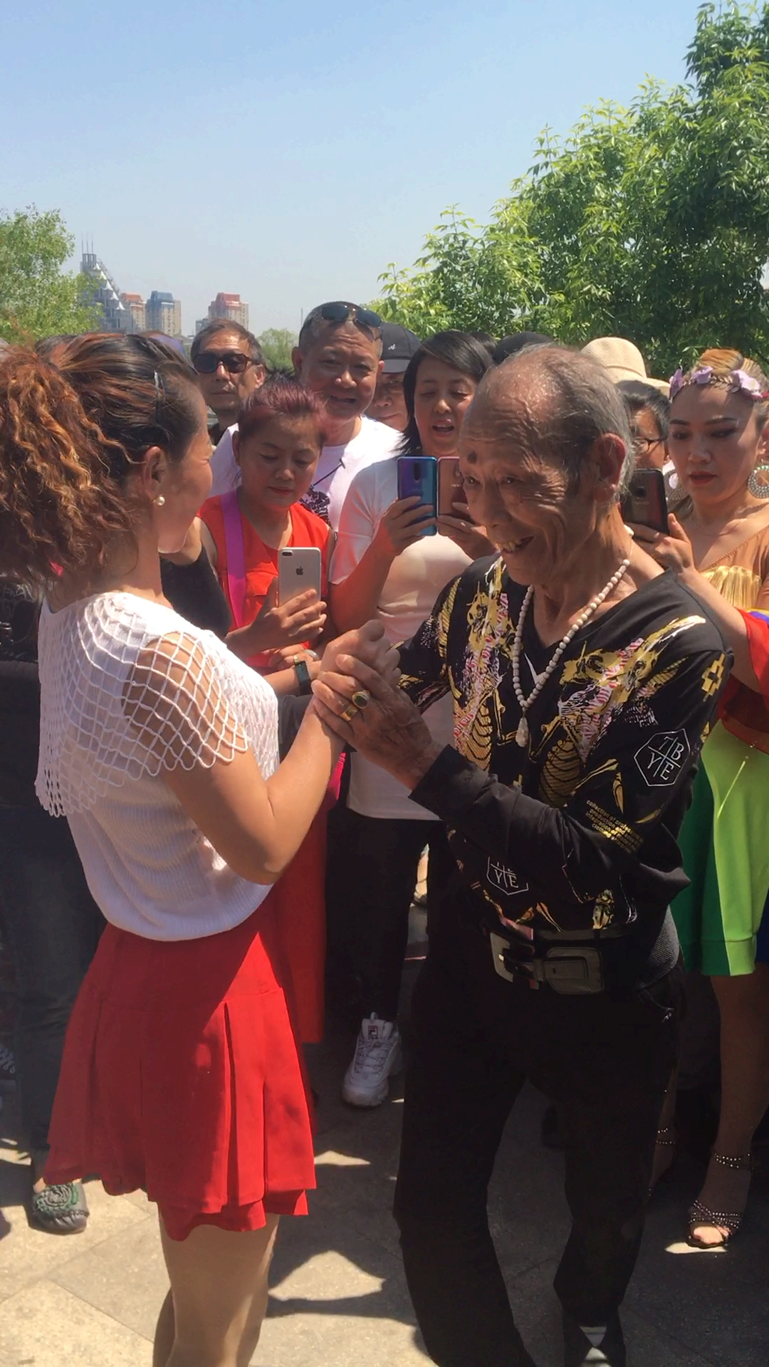 张大爷的舞姿美.