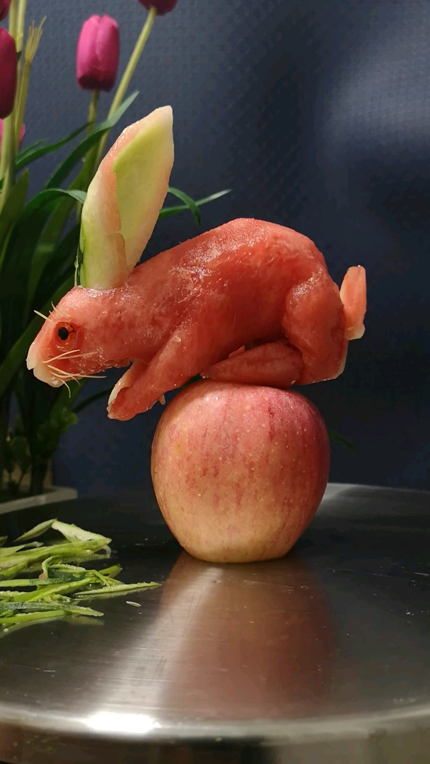 西瓜雕刻,小红兔!