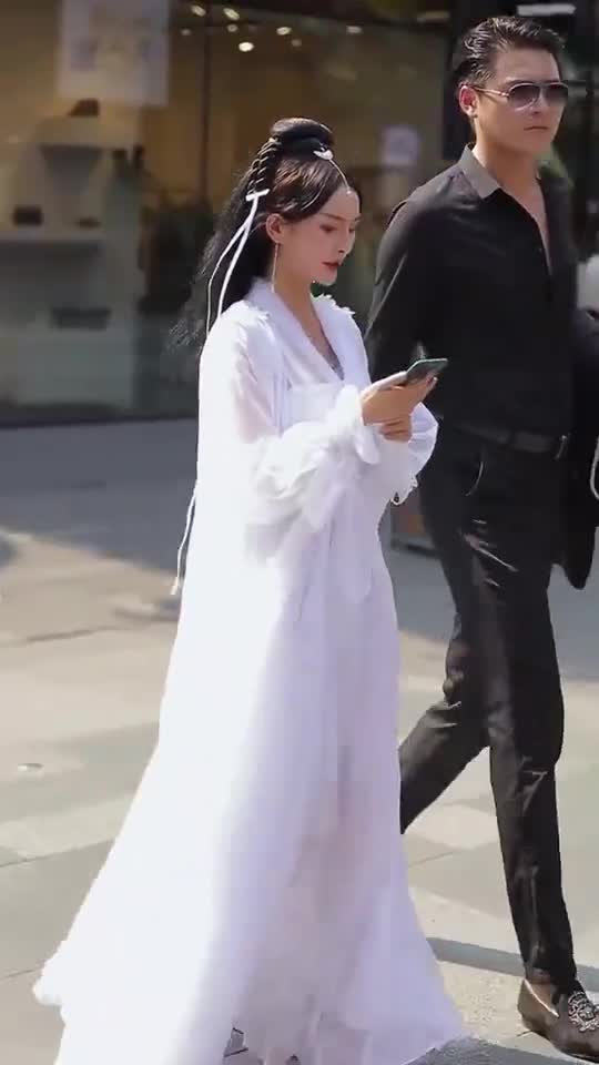 街拍穿汉服的小姐姐走路都带风民族文化自信的表现