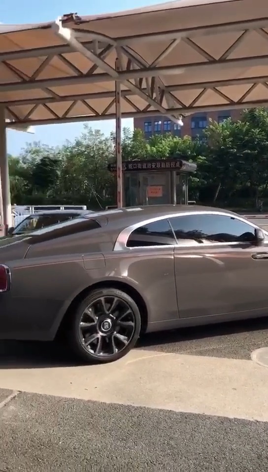 这劳斯莱斯的尾灯是不是接触不良啊,一闪一闪的!