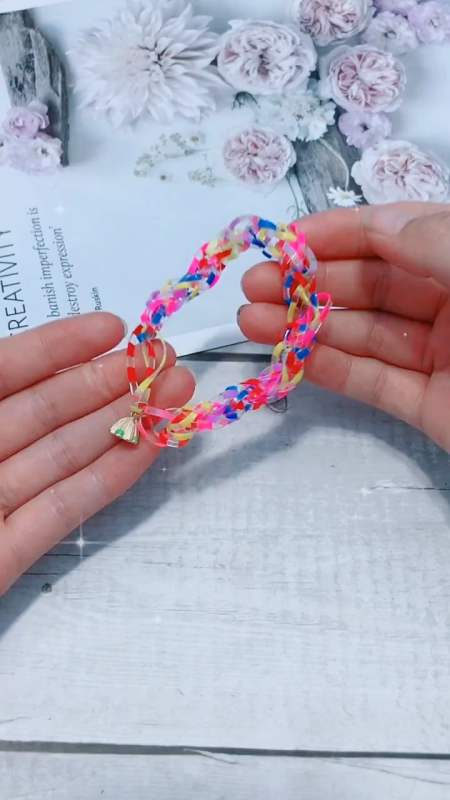 用皮筋做个手链,又好看又简单