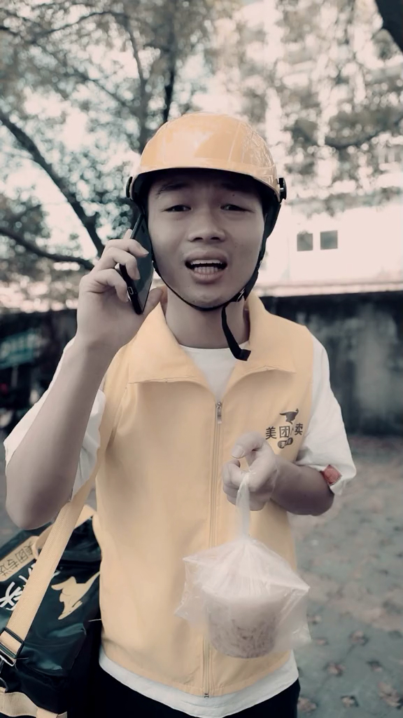 全民正能量#外卖小哥是聋哑人说不了话,幸好有好心人帮忙