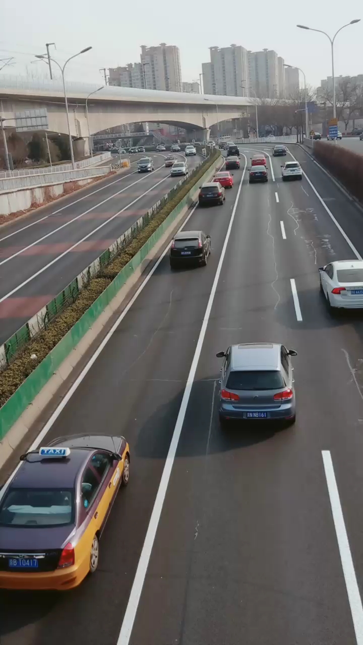 致敬:坚守岗位的人们#往日马路堵成停车场,今日假期中北京路路畅通