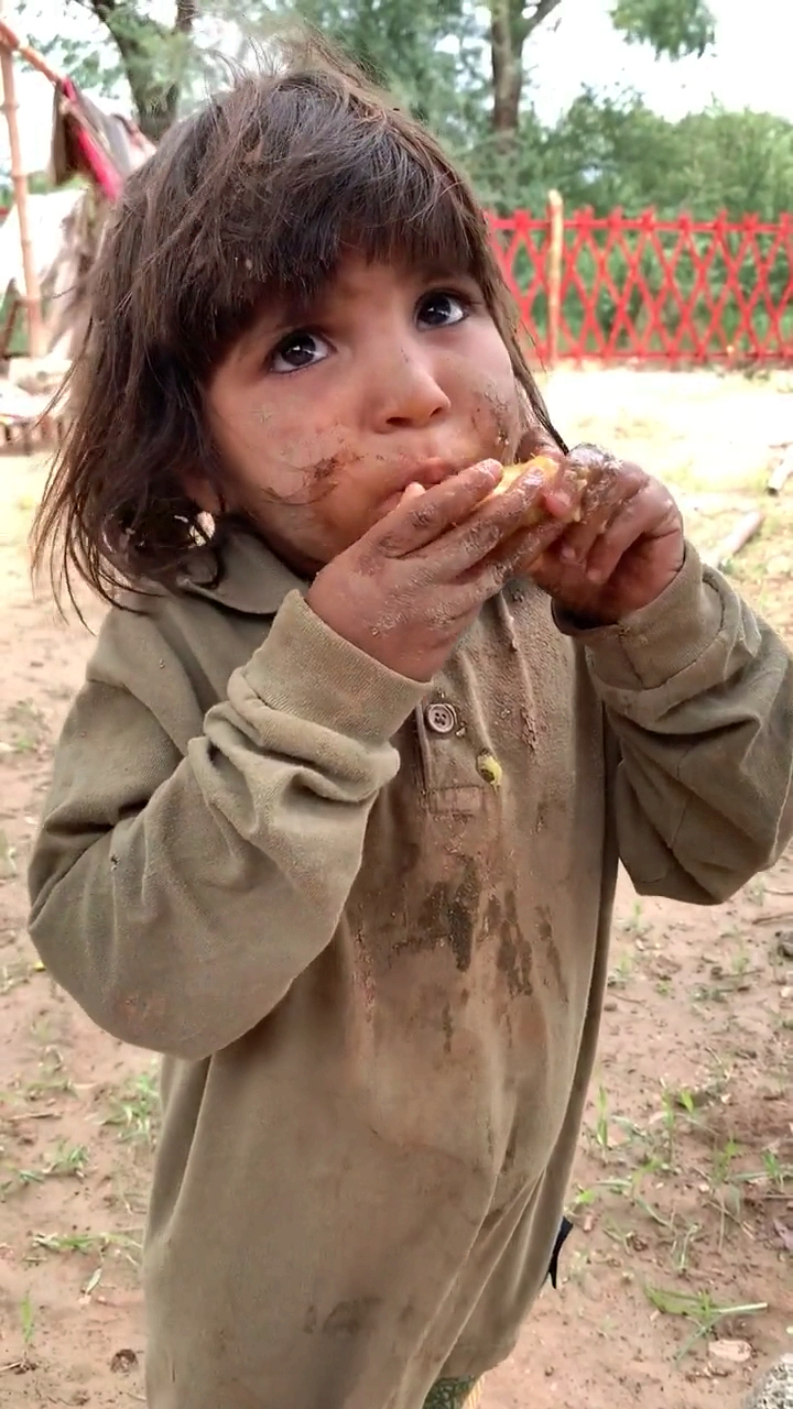 第一次吃芒果的孩子.