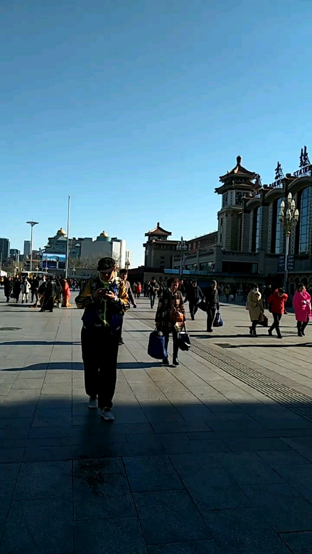 奔波了一年的人们准备回家过年了