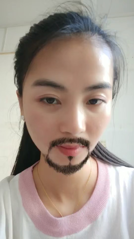 其实女生长胡子也好看