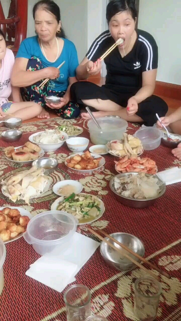 越南用餐都是席地而坐的