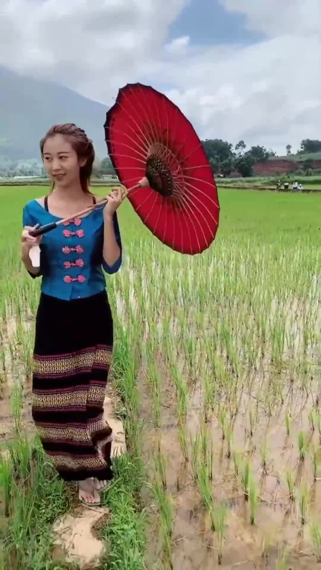 无意中偶遇稻田里的缅甸美女穿着民族服饰我承认心动了