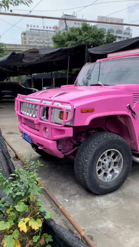 偶遇小姐姐最喜欢的粉色绝版悍马h2,美女开上这车出门好拉风回头率