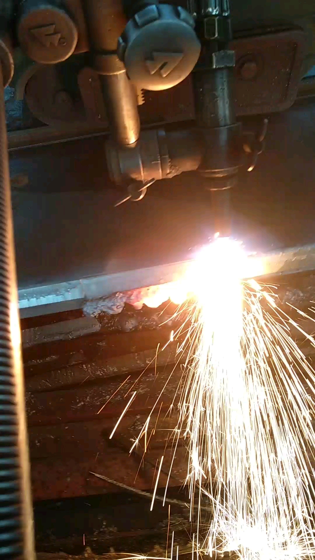 气焊切割高温高危,有毒有害.辛苦.