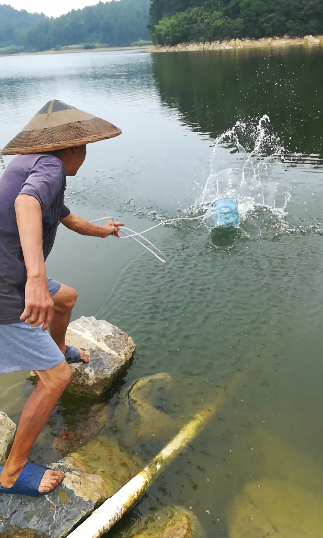 户外捕鱼#在网上学做的抓鱼神器,你们说能抓到鱼吗?