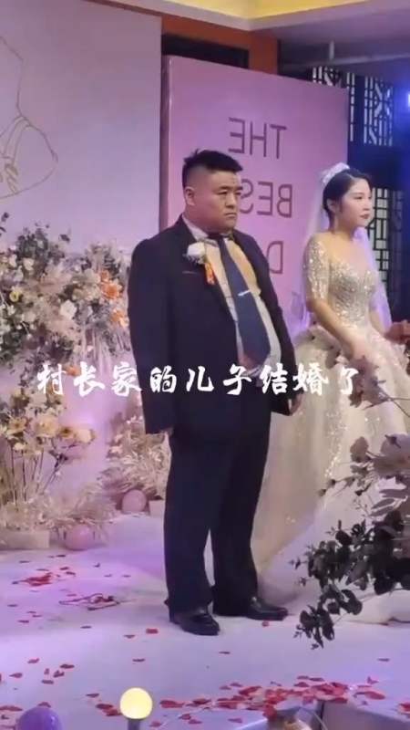 村长家的傻儿子结婚了,看新郎官的表情,貌似不开心,咋