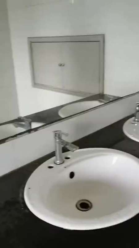 学校的高级水龙头,洗手还能顺带洗裤子