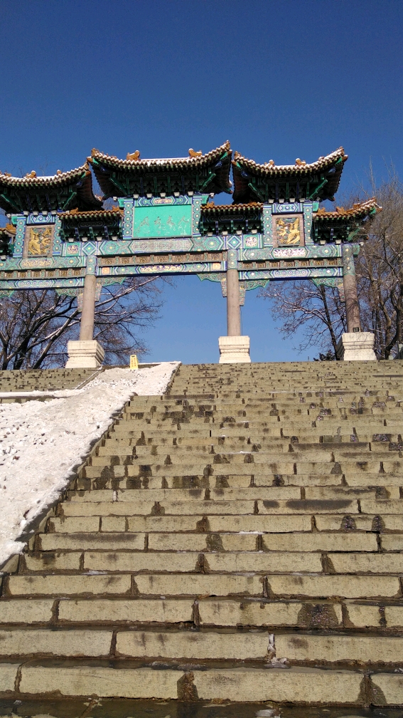 这牌楼的人民公园的字不描新,柱子不刷新是为了显示龙首山这里是古迹