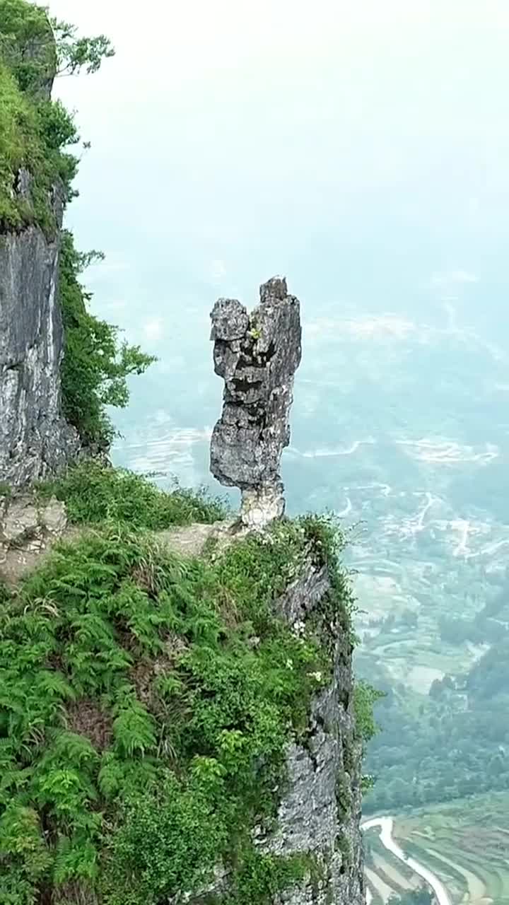 贵州大山发现一块石头,就像一个美女站在悬崖边,似乎在等人