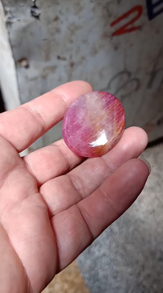 大颗粒星光红宝石:产地越南,a货.规格:40×35×5毫米.重144克拉.