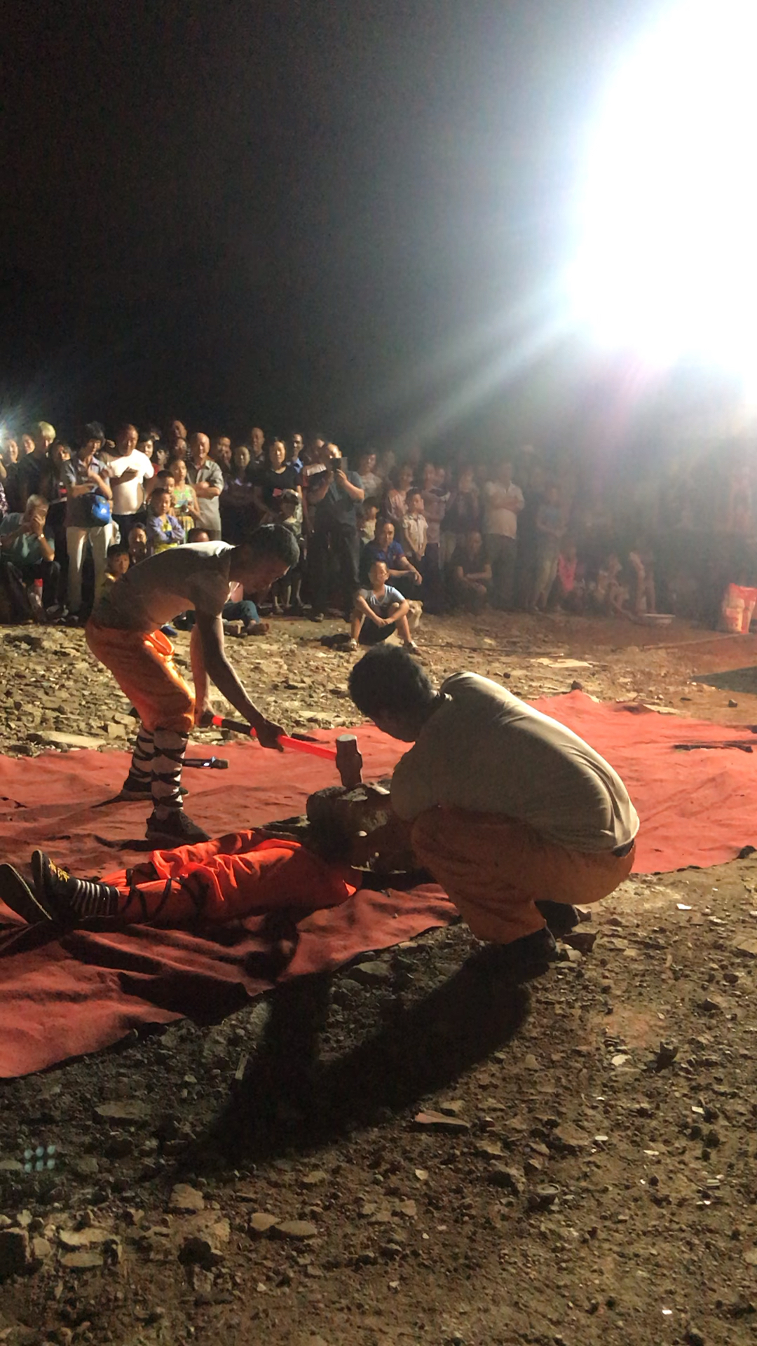 杂技表演♂胸口碎大石