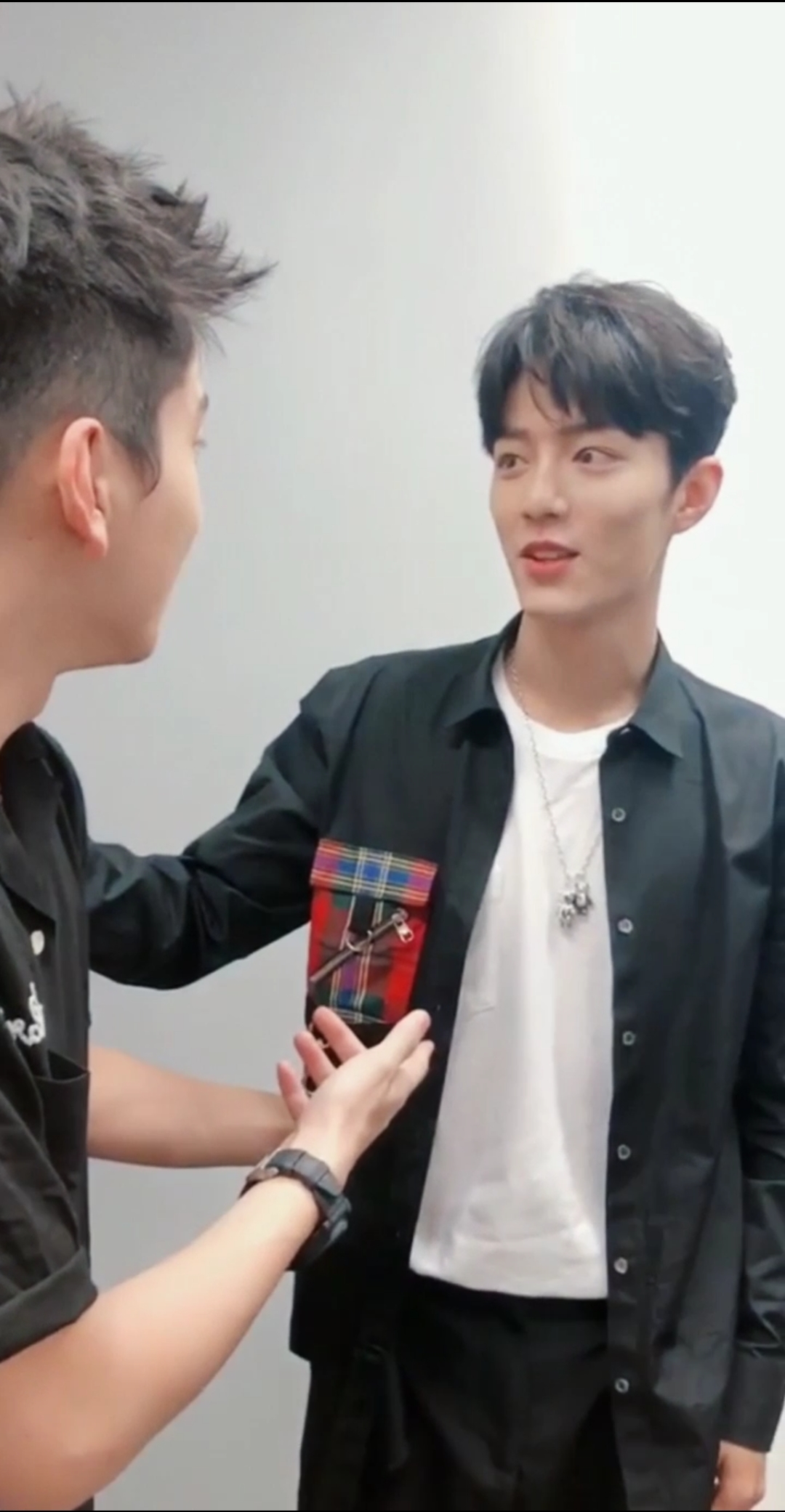 你喜欢的样子我都有#肖战来啦,与王大陆聊天,粉丝被逗笑啦