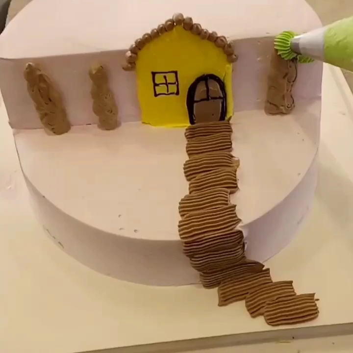 在蛋糕上做个小房子