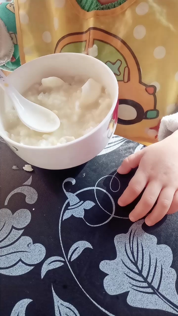 宝宝刚学用勺子吃饭