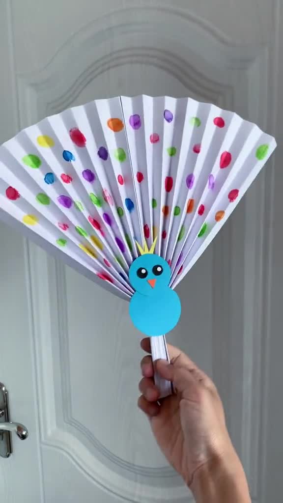 幼儿园手工#太热了,一起做好看的孔雀扇子,扇着风很大