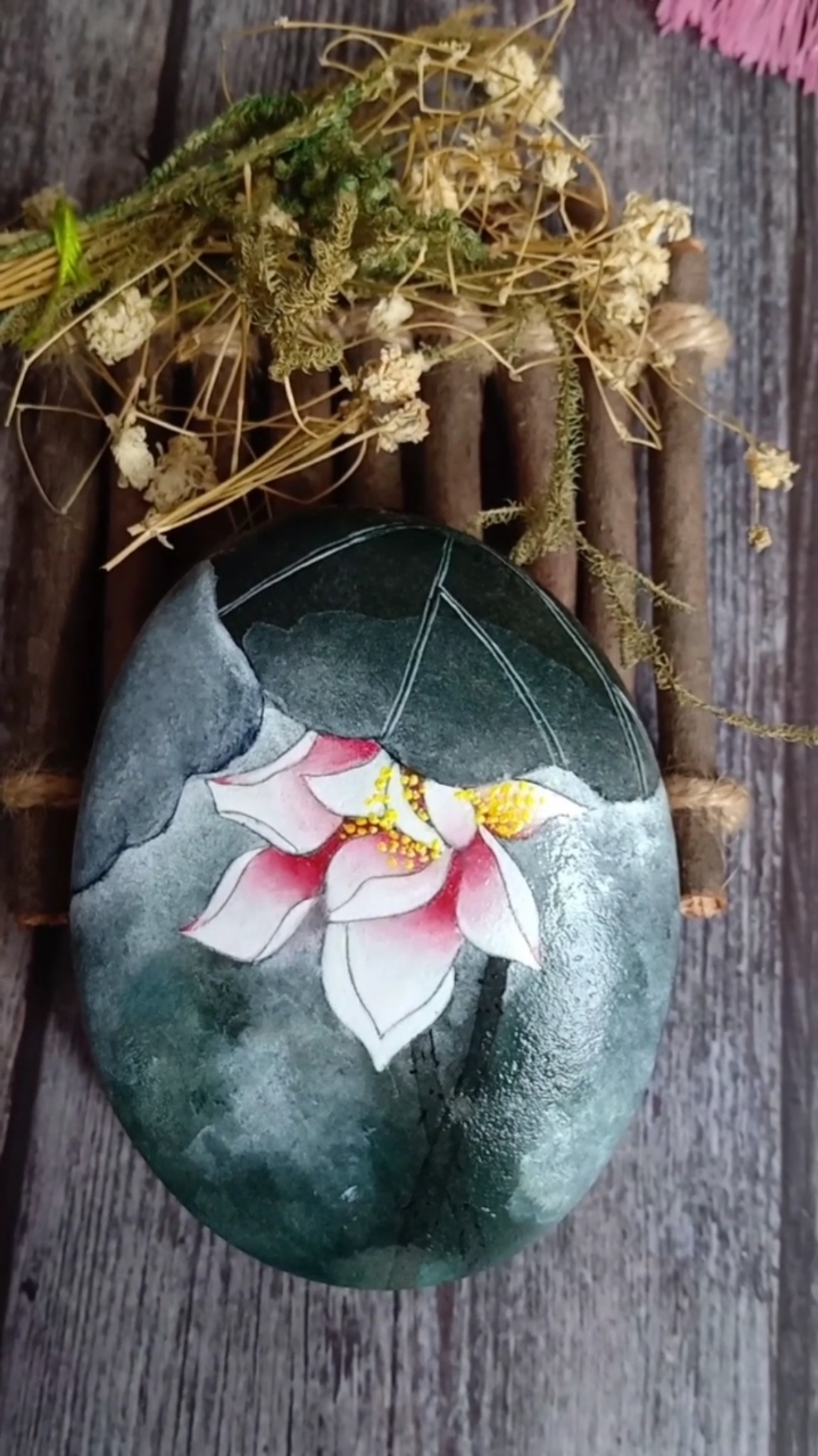 是时候安排一下了#石头画上的禅意莲花!-度小视